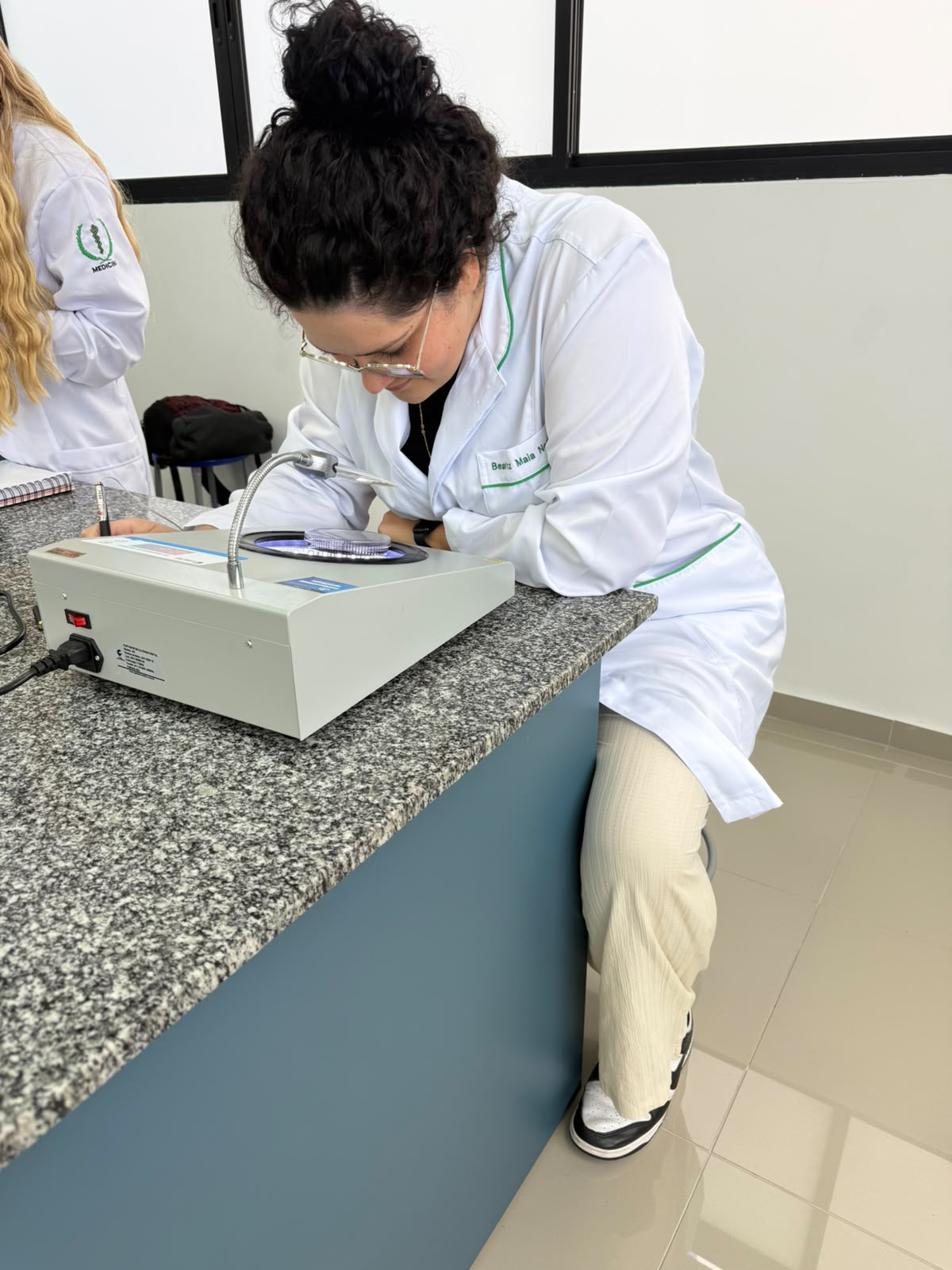 Beatriz Maia Netto em atividade de laboratório